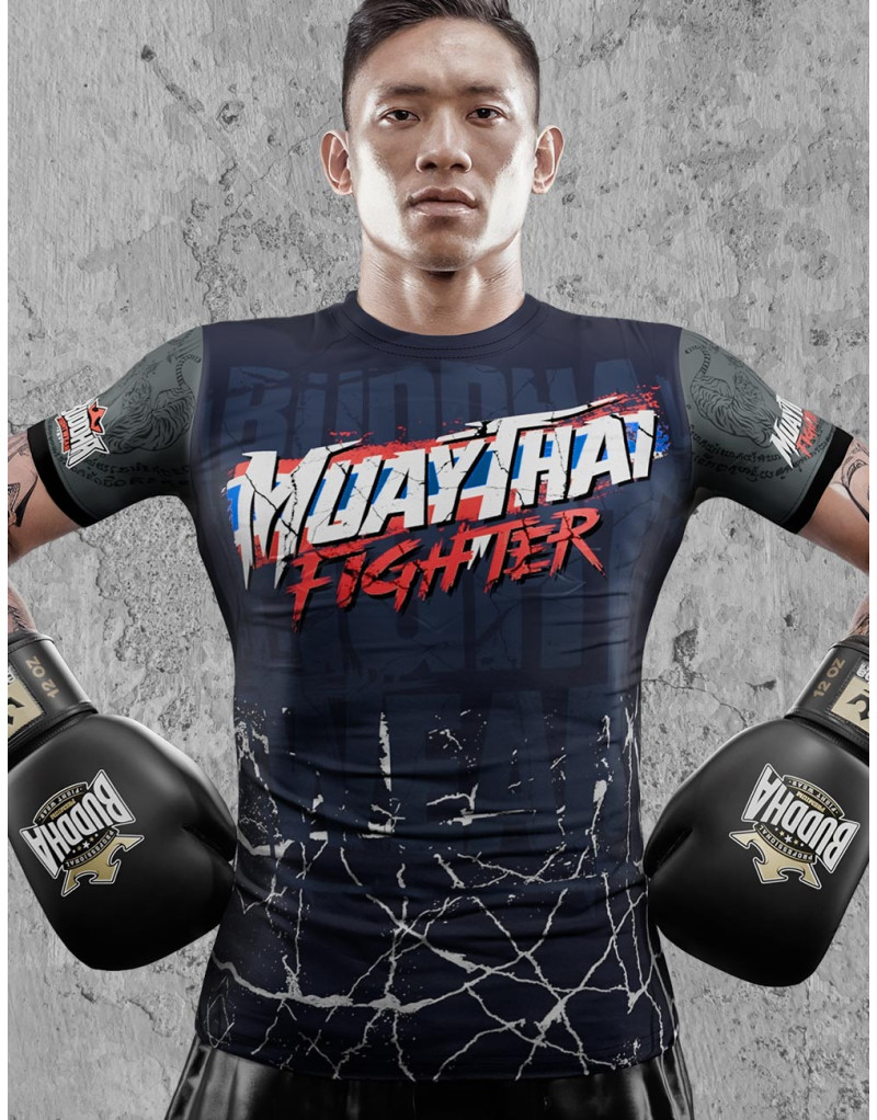 Camiseta Buddha Fighter diseño con la bandera de Tailandia, azul marino con mangas grises y detalles de tigres orientales.